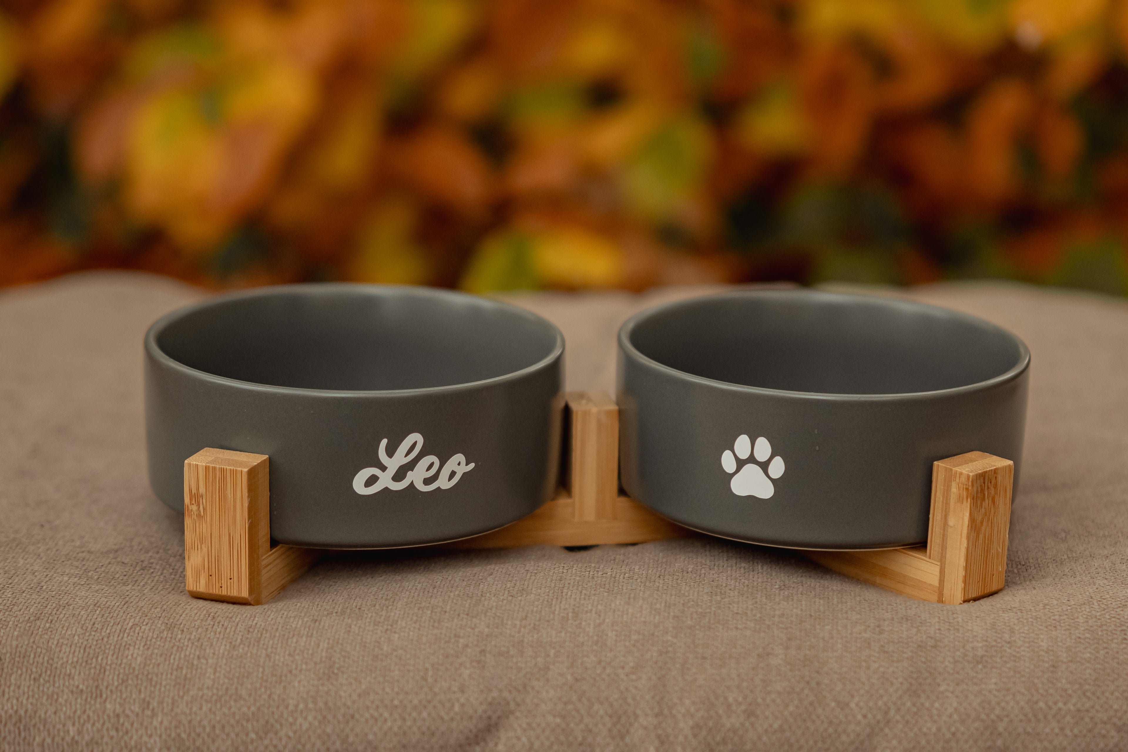 Dunkelgrauer personalisierter Doppelnapf aus Keramik mit Holzständer