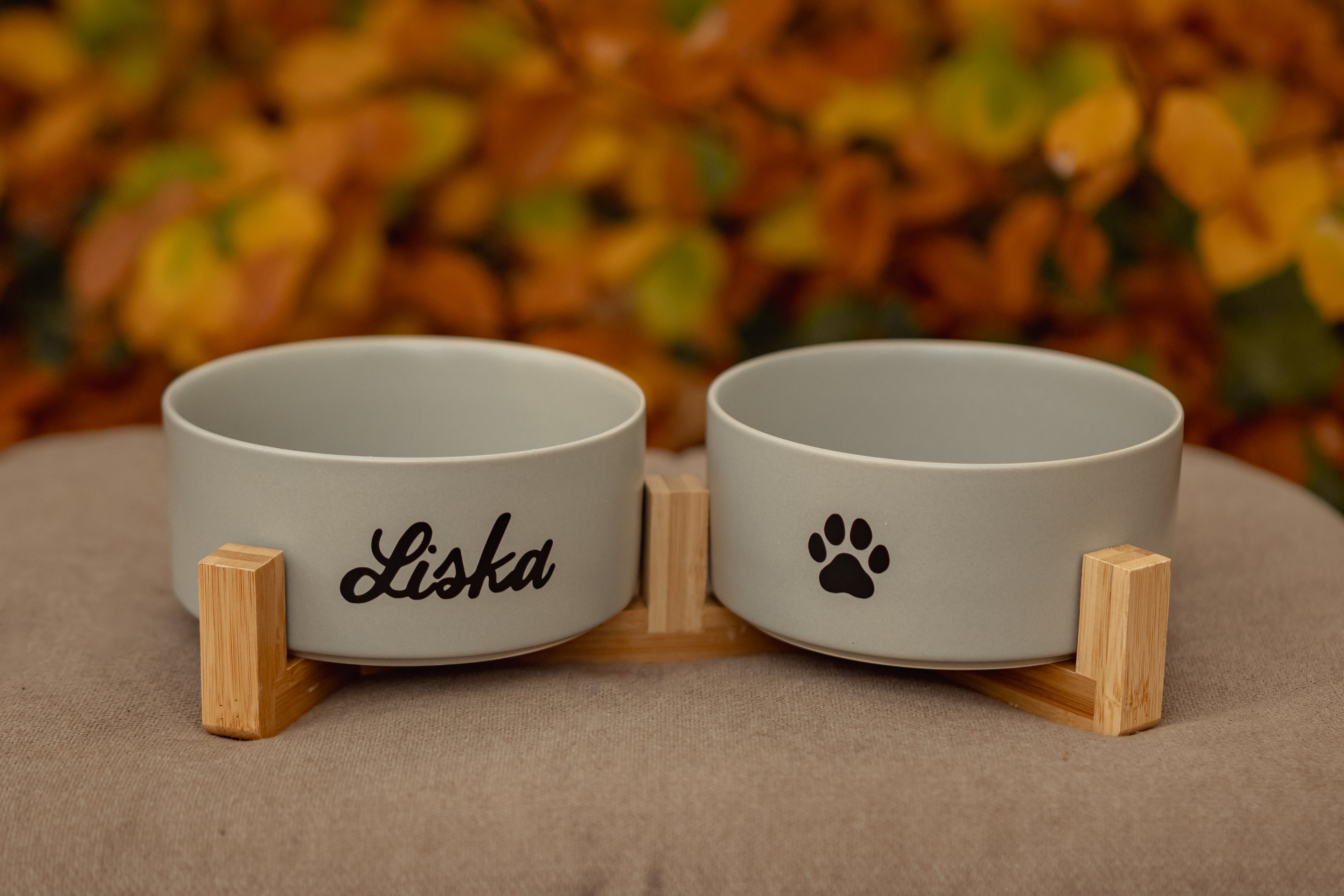 Hellgrauer personalisierter Doppelnapf aus Keramik mit Holzständer